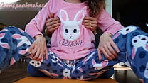 stiefbruder neckt kleine titten und feuchte muschi stiefschwester im pyjama