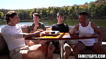 Beau-père quatuor baise beau-fils gay lors d'une excursion en bateau