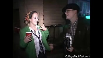Chica universitaria follada mientras otros miran durante una fiesta College Fuck Fest