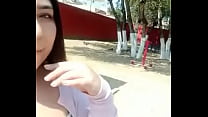 Mia Morrone clignote dans le parc (Partie 2)