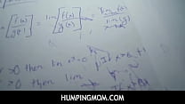 HumpingMom - La matrigna tatuata nota che il figliastro Johnny ha problemi a concentrarsi sullo studio per l'esame, quando lo sorprende a masturbarsi