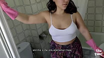 Latina-Zimmermädchen Thepaug putzt das Badezimmer und den großen Schwanz ihres Chefs