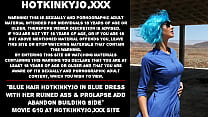 Hotkinkyjo с синими волосами в синем платье фистингует ее испорченную задницу и пролапс и оставляет здание