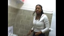 Ein paar Ghetto Black Girls pinkeln auf Toilette