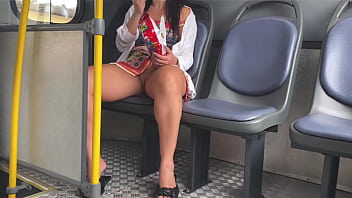 18-летняя падчерица красуется в автобусе без трусиков