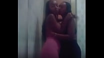 Des lesbiennes éthiopiennes s'embrassent