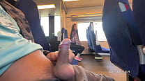Uma garota estranha me masturbou e me chupou no trem em público