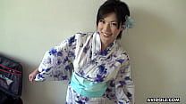 Die japanische brünette Kimonodame Saki Aoyama lutscht unzensiert einen Schwanz.