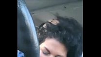 Latina gorda chupa la polla de su novio en su coche y recibe un facial