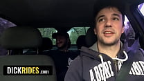 Le chauffeur chaud Jonas Matt accepte de faire faire un tour à Chiwi Black s'il lui donne son trou du cul - Dick Rides
