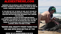 La bellezza anale nuda Proxy Paige si scopa il culo con una bottiglia di vino in spiaggia