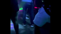 Mia moglie, che indossa una minigonna molto corta, balla in un club di Uberlândia e mostra il culo