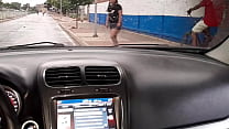 コロンビアのバジェドゥパルの路上での野外での公の露出。 DeisyYeraldine が Ubersex (Sex Ride) で PutiVuelta を提供し、公道で車の中で大きなお尻を見せてチンポをしゃぶっている