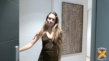 Natalia invita Alicia a casa sua per condividere un bel cazzo