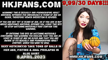 Sexy Hotkinkyjo nimmt Tonnen von Eiern in ihren Arsch, fisting & Analprolaps in blauem Shirt