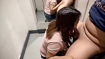 Filippina arrapata rischiosa succhia e scopa in un camerino pubblico MANGIA CUM PARTE 4