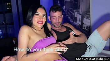 Belle jeune femme ayant plusieurs orgasmes et éjacule avec Maximo