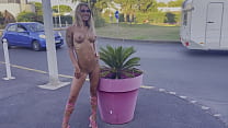 Monika Fox camina las calles de Cap d'Agde desnuda