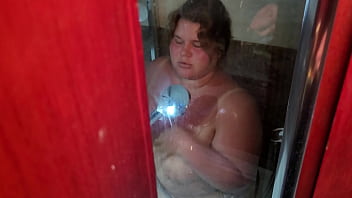 美しい顔をした日焼けした太った女性は、部屋の掃除機のシャワーでチンポを熱くしゃぶり、彼は彼女の顔と口に大量に絶頂しました
