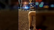 Giovane moglie si masturba in pubblica piazza