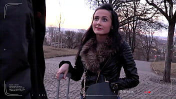 La tchèque tchèque Violette Pink aime voyager avec un goujon à grosse bite - LETSDOEIT