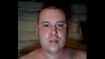 Russischer Schwuler trainiert seine Kehle, um einen Schwanz tief zu schlucken, damit er später seinem Freund mehr Vergnügen bereiten kann.