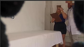 Versteckte Kamera im Büro fängt Arzt ein, der seine Sekretärin während der Schicht abholt