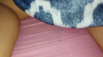 Giocando con la figa sotto le lenzuola della mia PICCOLA sorellastra
