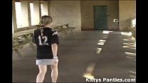 Kitty jouant dans un maillot de football et une minijupe
