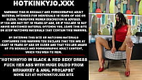 Hotkinkyjo en robe sexy noire et rouge baise son cul avec un énorme gode de mrhankey et un prolapsus anal
