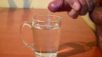Éjacule dans un verre d'eau