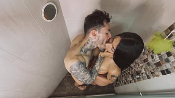 Deliziosa ragazza transgender Paisa si fa inculare facendo la doccia con il suo fidanzato
