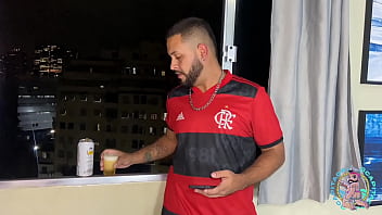 J'ai appelé mon ami pour qu'il regarde le match de foot de Flamengo et on s'est baisé le cul. Complète en rouge