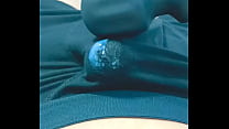 Masturbación de un pervertido DK al que le pillan en los pantalones con una máquina de masajes eléctrica y los mancha de semen