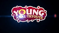 Young Anal Tryouts - Ginger Hottie ha bisogno di attenzioni anali