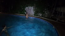 Larissa Leite apronta no meio da madrugada na piscina