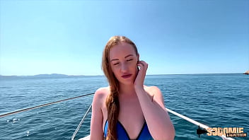 Emma, jolie perverse, sodomisée sur un bateau