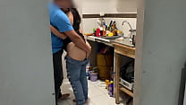 Scopo mia nipote mentre cucina