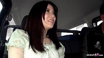 Schüchterne japanische Studentin lutscht Schwanz von fremden Typen im Auto