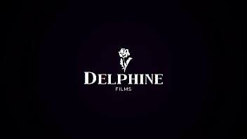 Delphine Films - La latina natural con curvas Violet Myers se viste para tener sexo