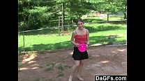 Dagfs - Kleine Blondine zeigt ihren Körper, um das Spiel zu gewinnen