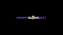 MommyBlowsBest - Peitões peitudos da madrasta estão para fora enquanto ela está chupando meu pau
