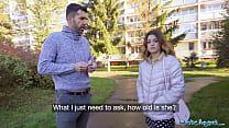 Agente pubblico Una ragazza spagnola stretta fa pompini e scopa alle spalle del marito
