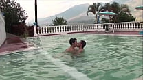 Jeux humides et juteux dans la piscine avec 2 garçons latinos chauds