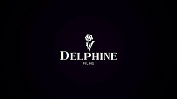 Delphine Films - La superbe fille Ana Foxxx se perd dans un jardin sensuel