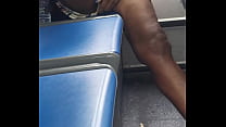 Чуть не попался, когда трахал мою киску пальцами в автобусе MTA в Нью-Йорке