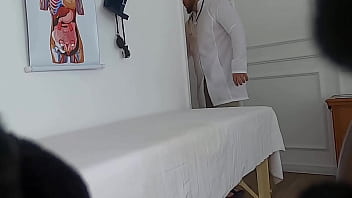 Camera filma paciente dando em cima do medico