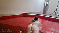 POV - Une petite amie amateur au cul énorme portant un minuscule bikini donne un footjob avant une levrette au bord de la piscine - VIDÉO COMPLÈTE SUR ROUGE -