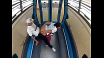 Sexo em público em um teleférico