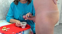 La nonna MILF beve caffè con sperma tabù, grosso cazzo carico enorme